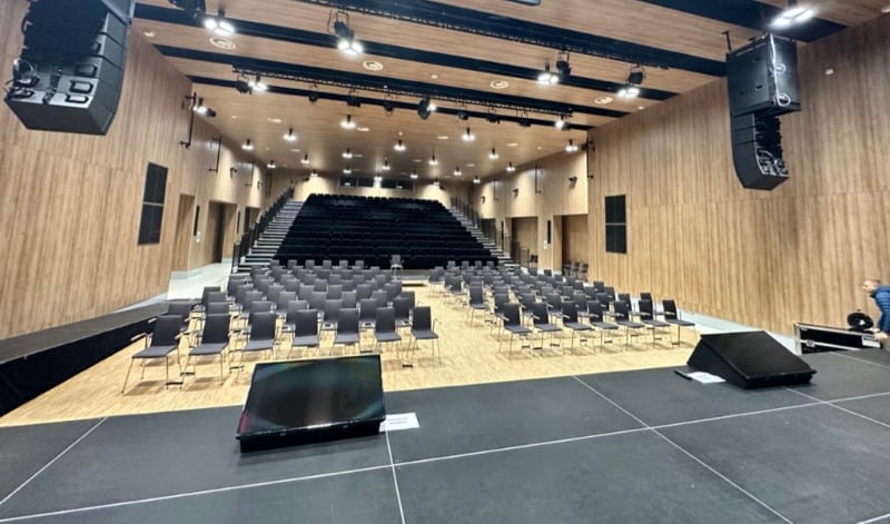 Ekran podłogowy wynajem. Prompter sceniczny.