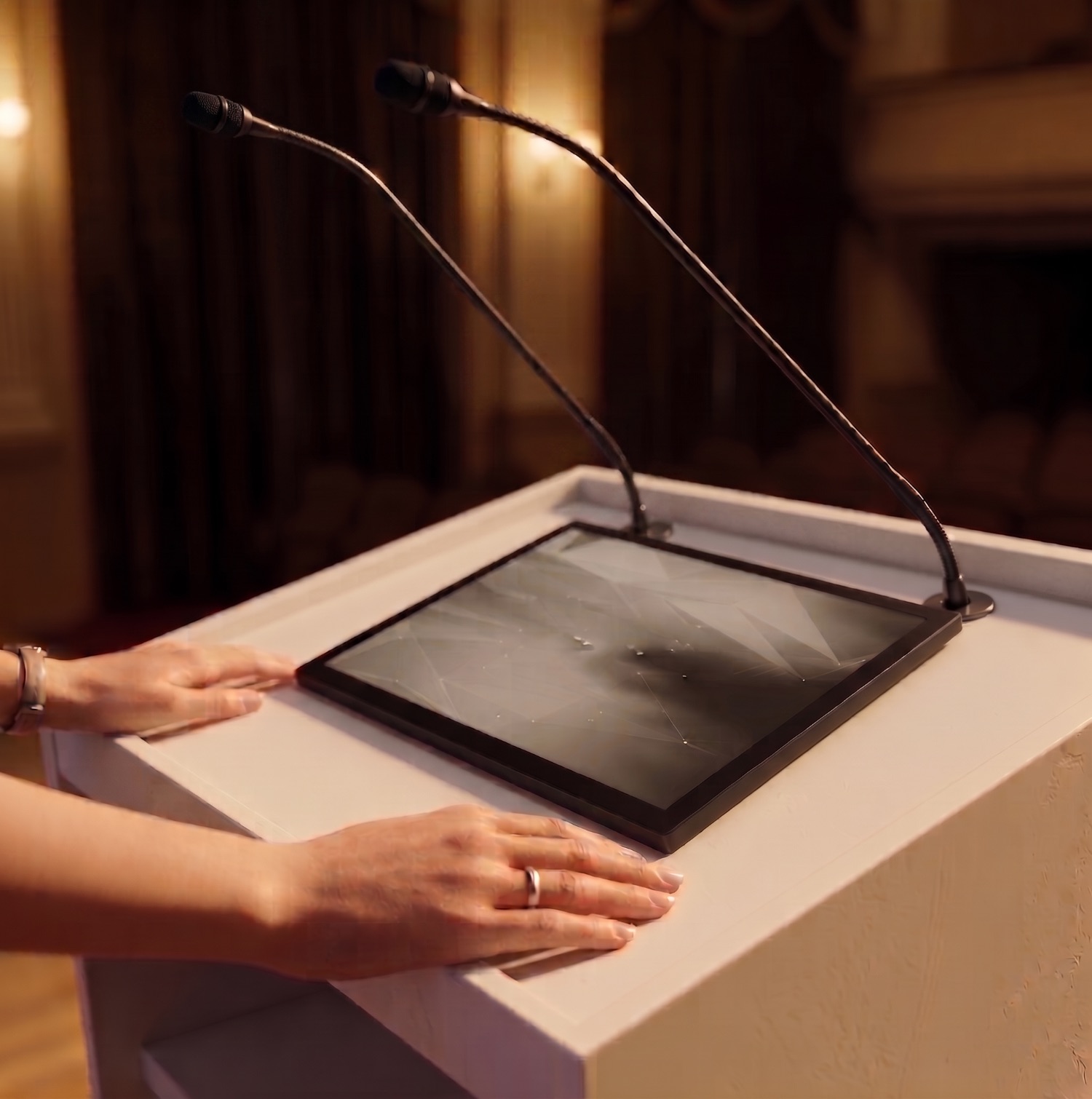 Detal pulpitu mównicy — prompter 22″ i mikrofony gęsia szyja